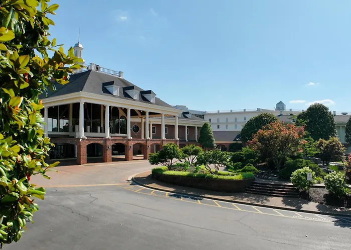 Date Night in Nashville: Romantic Accommodations and Experiences