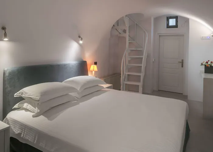 Romantic Hotels in Fira (Santorini)